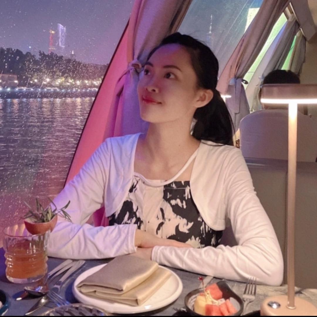 吃喝玩乐的少女