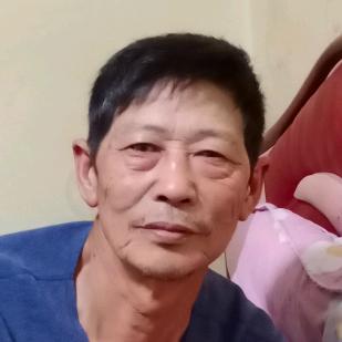 住在豪宅里面的老人