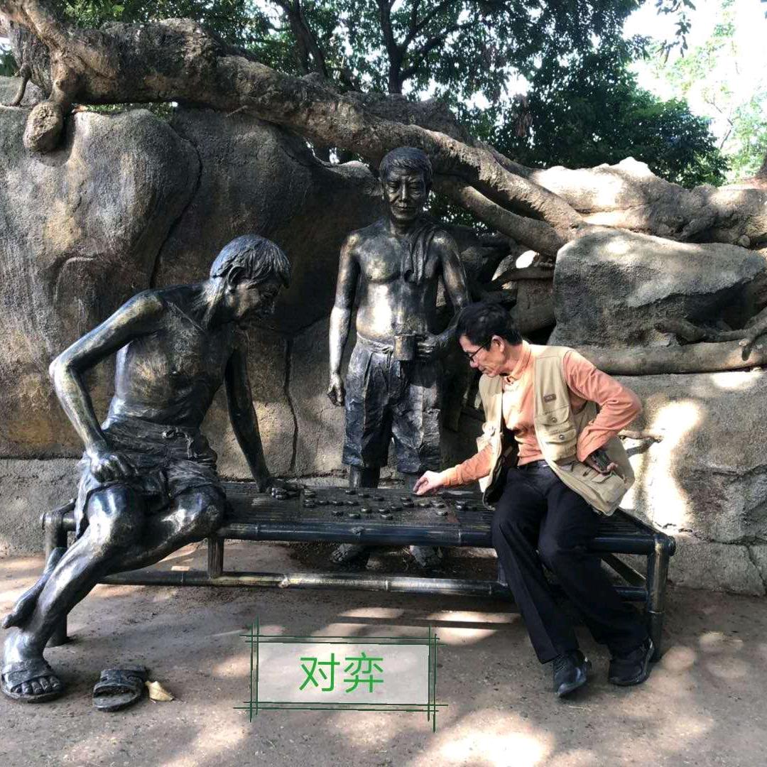 偷睒門縫