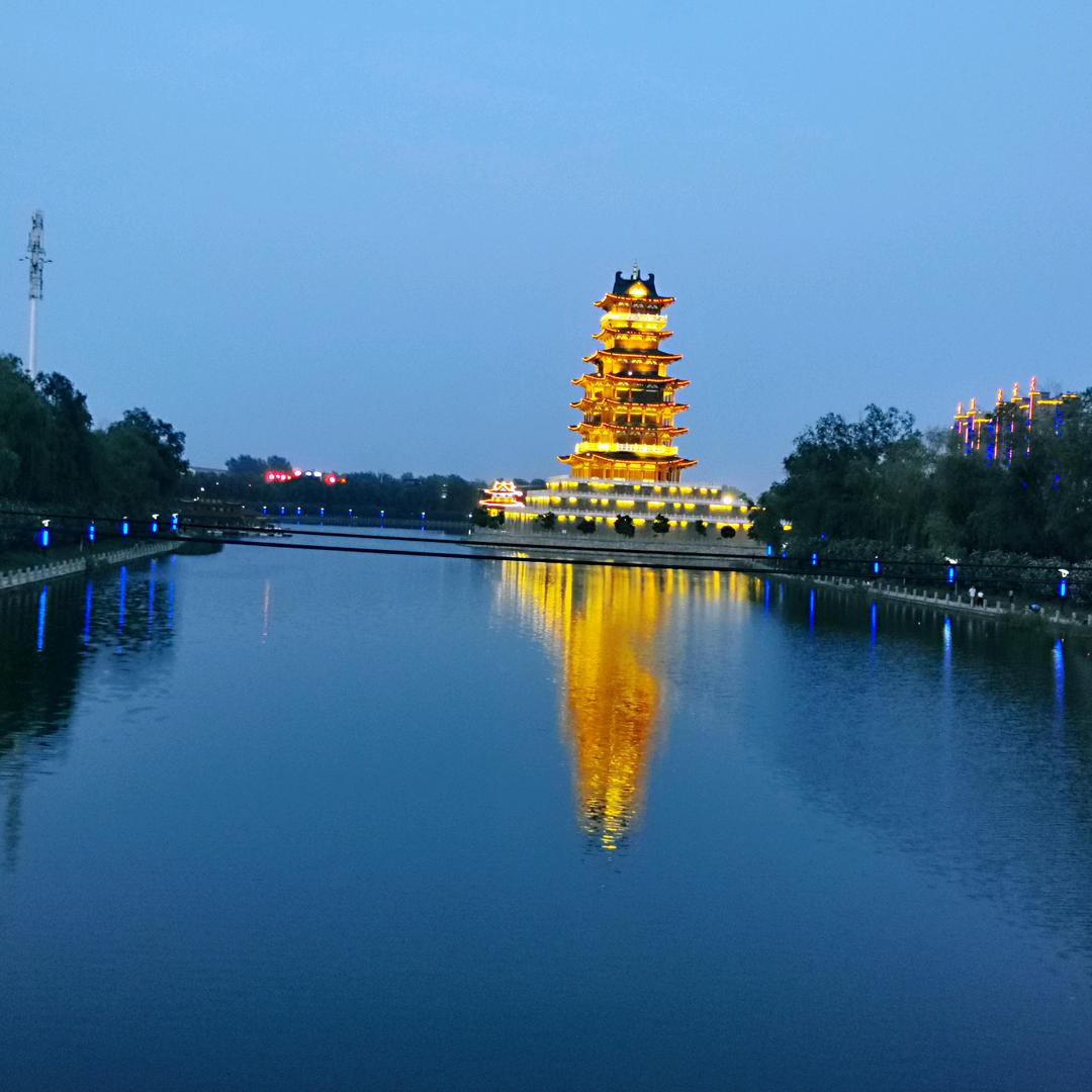 梧桐雨中独行客