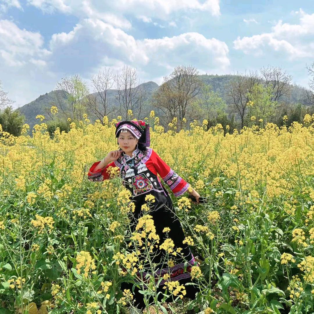万屯坡落布依花灯