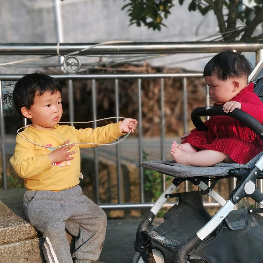 兄妹俩娃