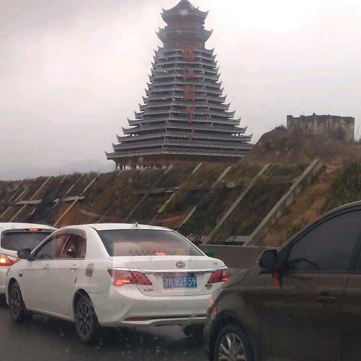 何必问