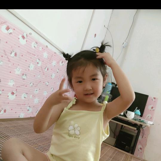 小眼睛很有神