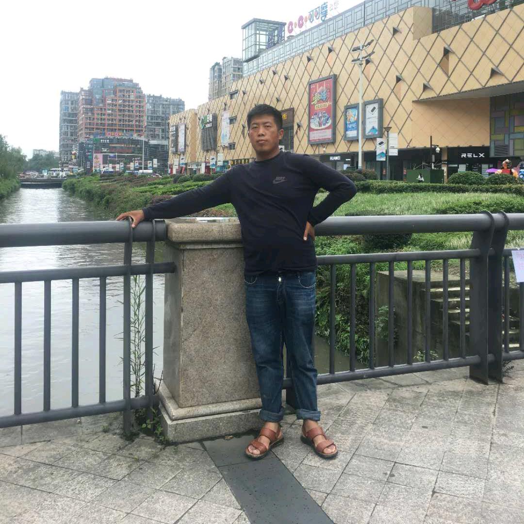 黑不溜秋，从不低头
