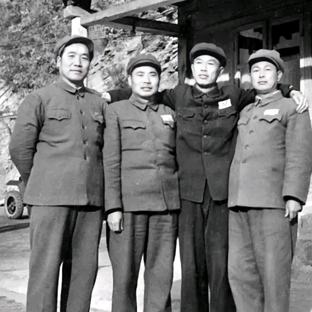 暮色苍茫看劲松 乱云飞渡仍从容