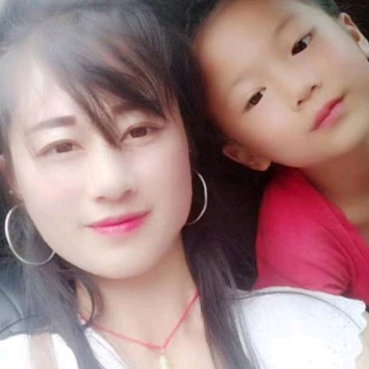 地摊妹芳芳姐