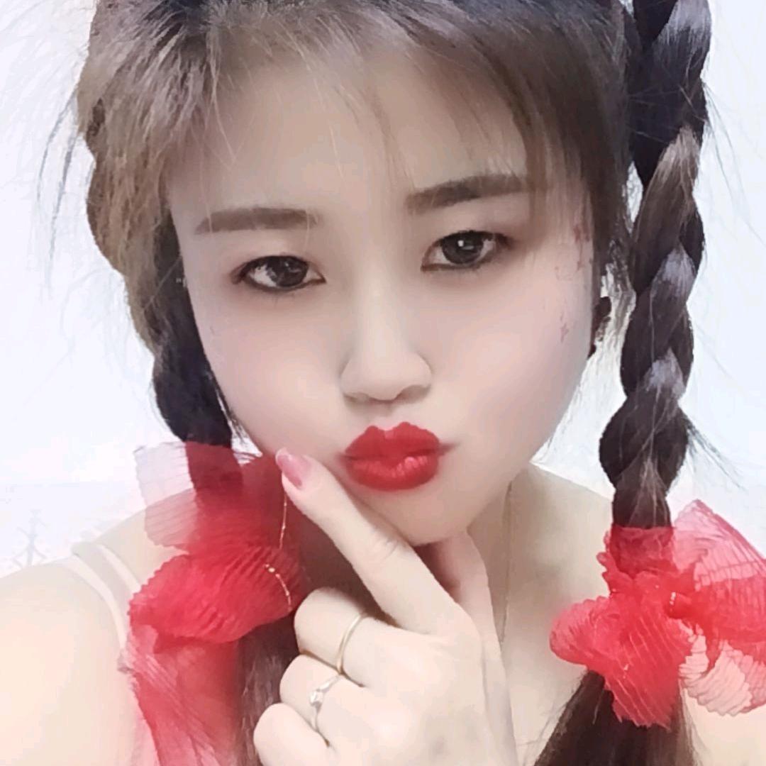 单身妈妈带着俩个孩子，橱窗