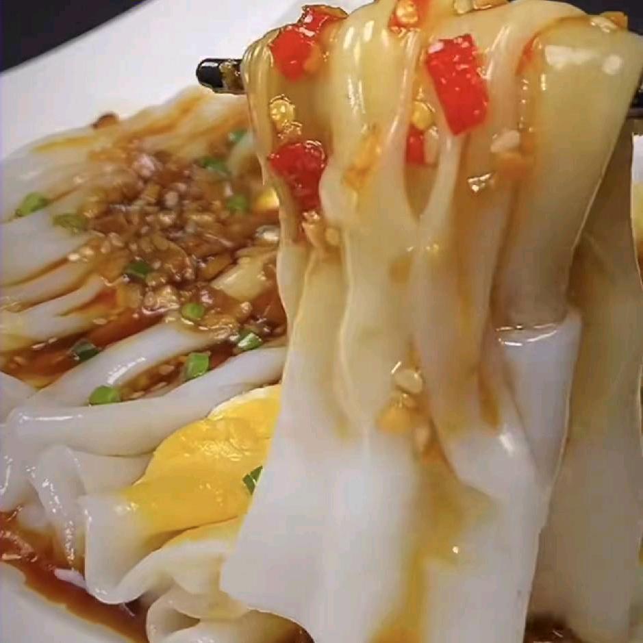 在通许摆摊卖肠粉的霞姐