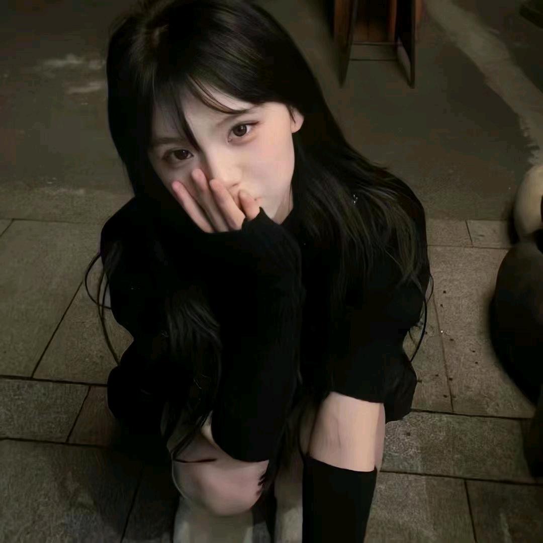 阴暗爬行大蟑螂