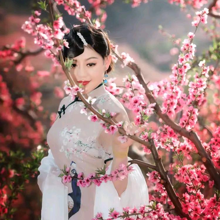 三月桃花惹人爱
