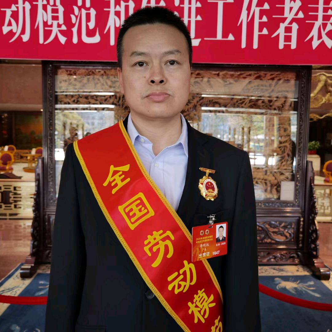 全国劳模李明权在深圳修车