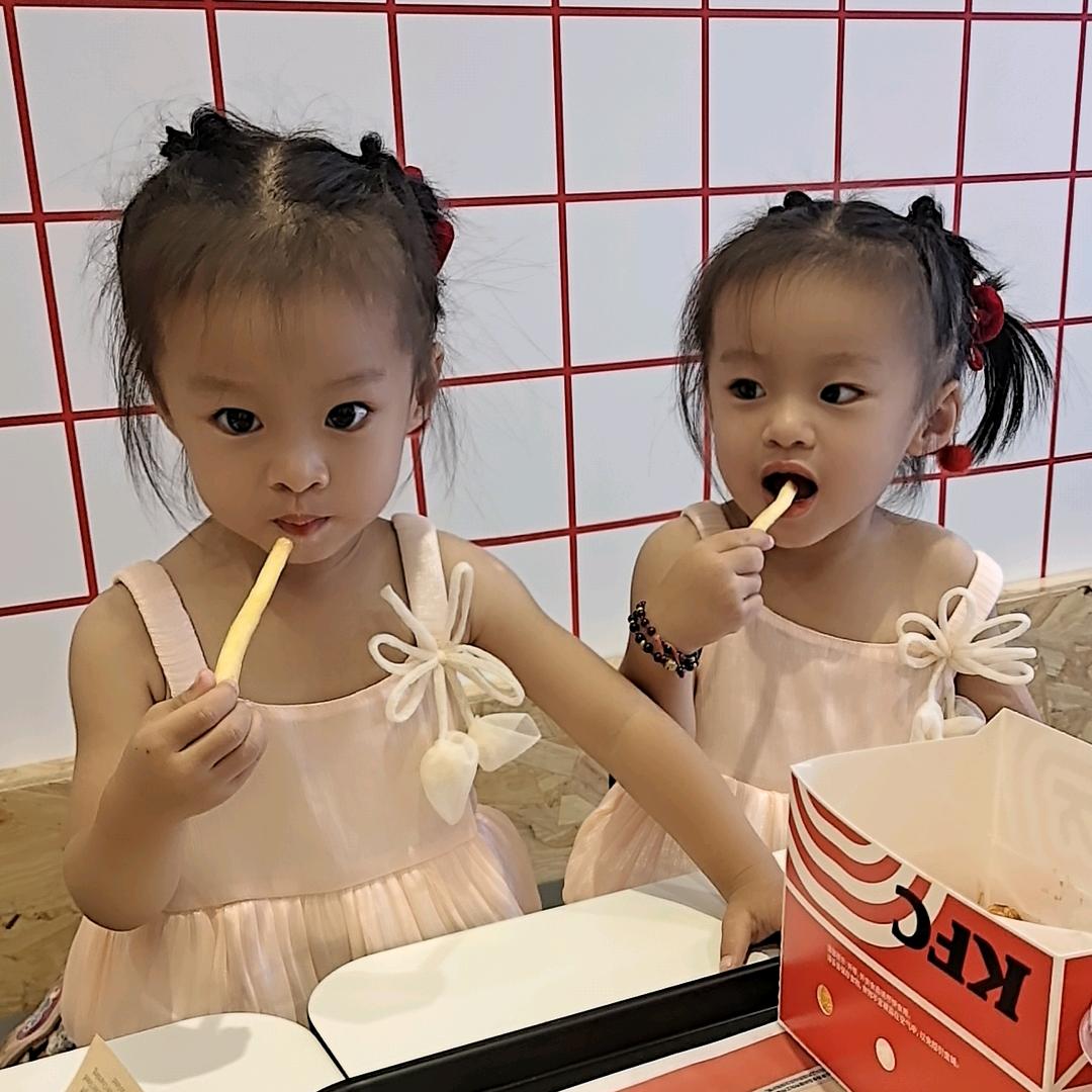 双胞胎姐妹