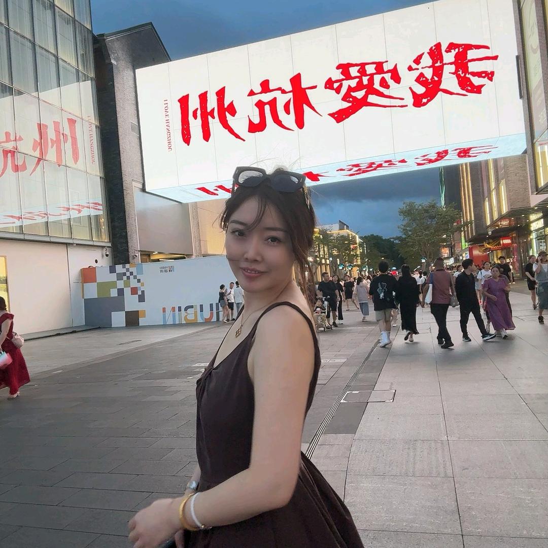 罗雪 (订个包厢）