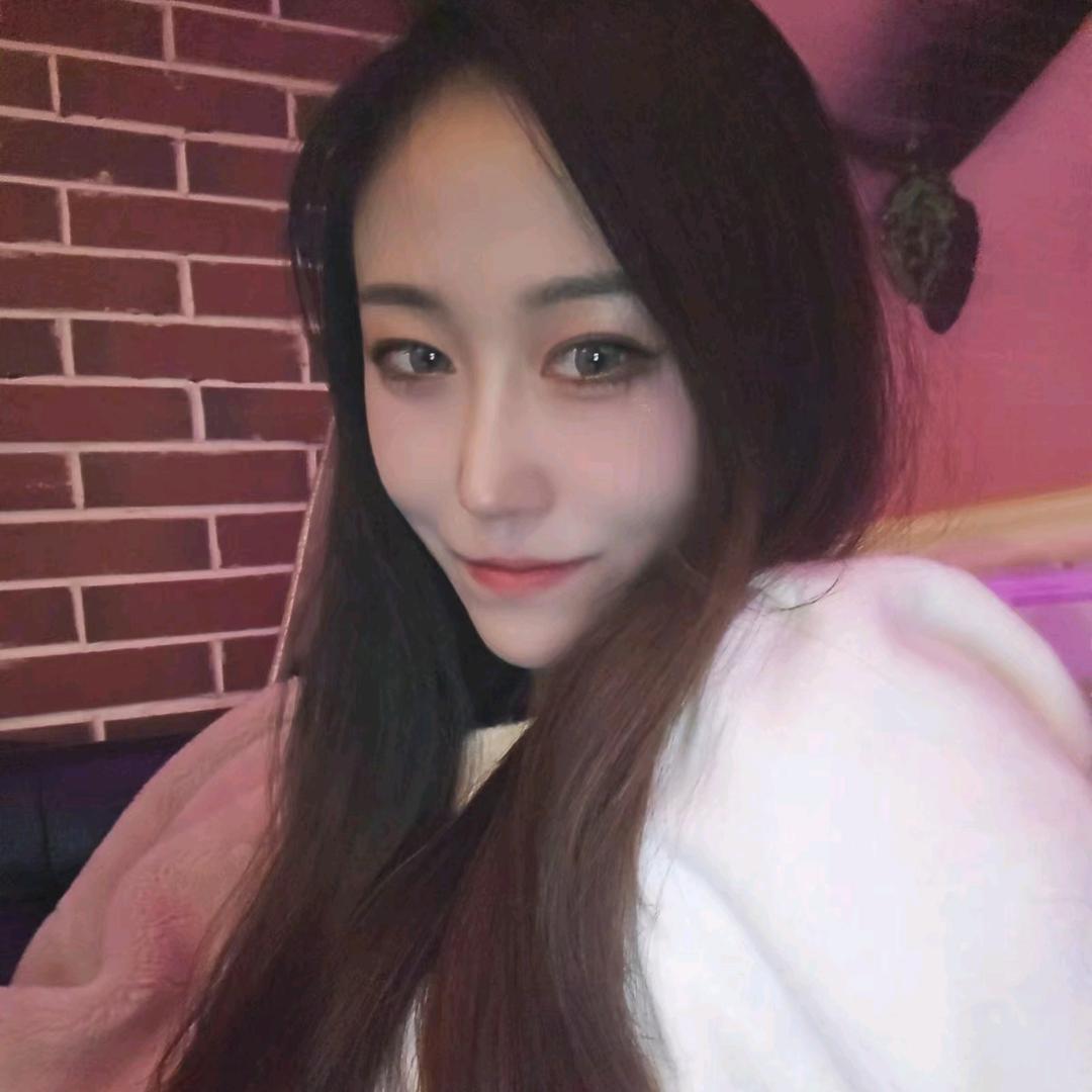 酒桌花木妍