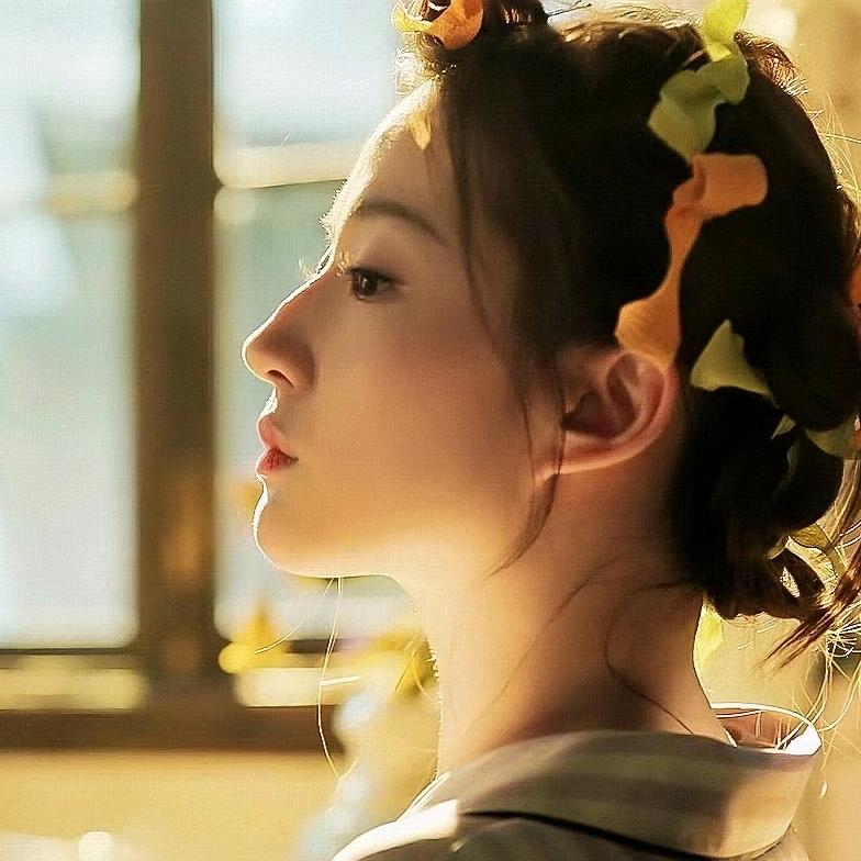 采蘑菇的小姑娘