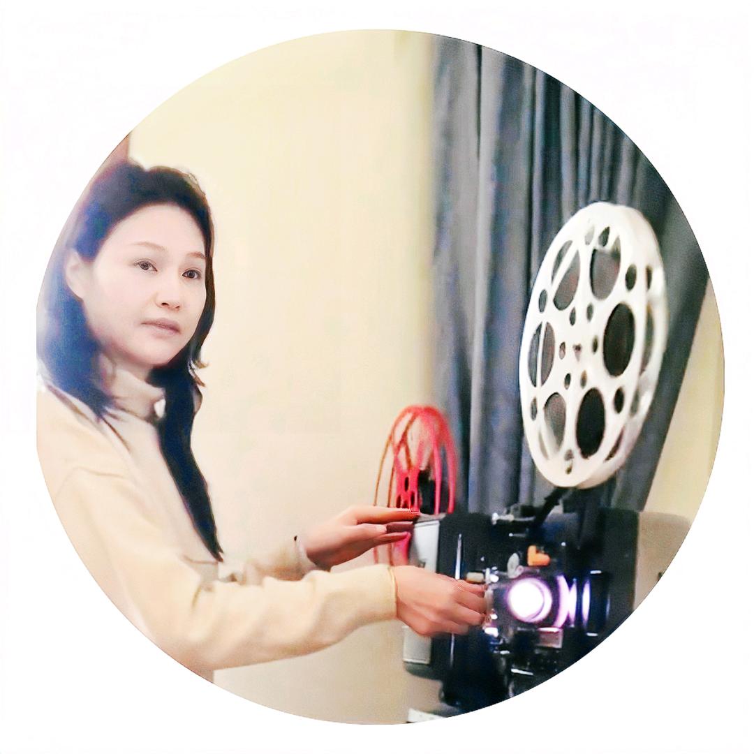 偉 萍：电 影 放 映 员