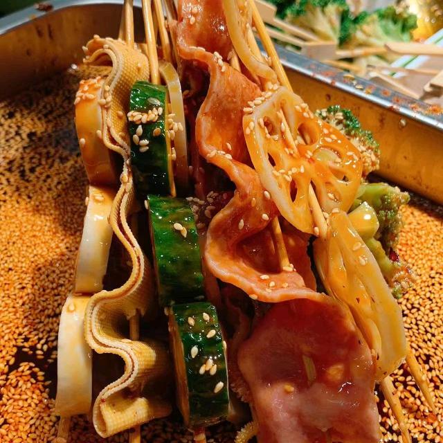 姜团英冷热串串小吃店