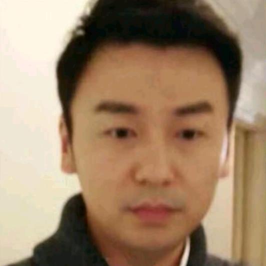 一朵风中摇曳的水仙花