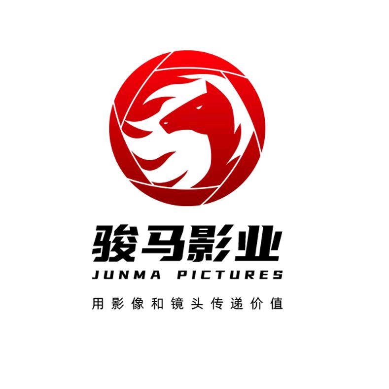 骏马看新疆