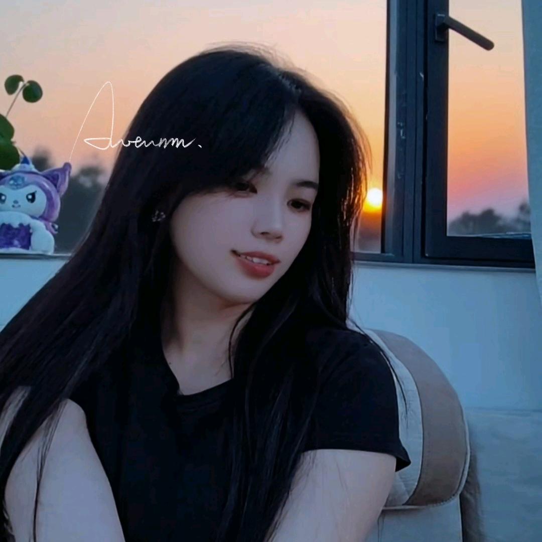 路灯下的小女孩