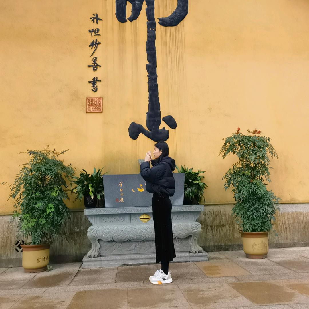 徐靖.