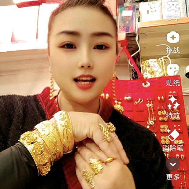 英子化妆品店兼服装店