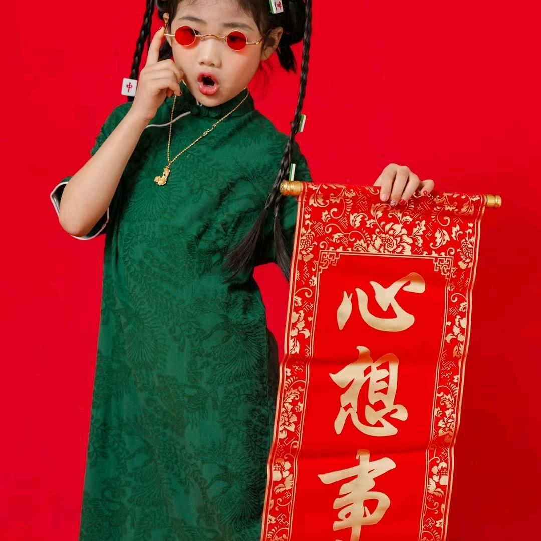 丫丫爱放烟花。