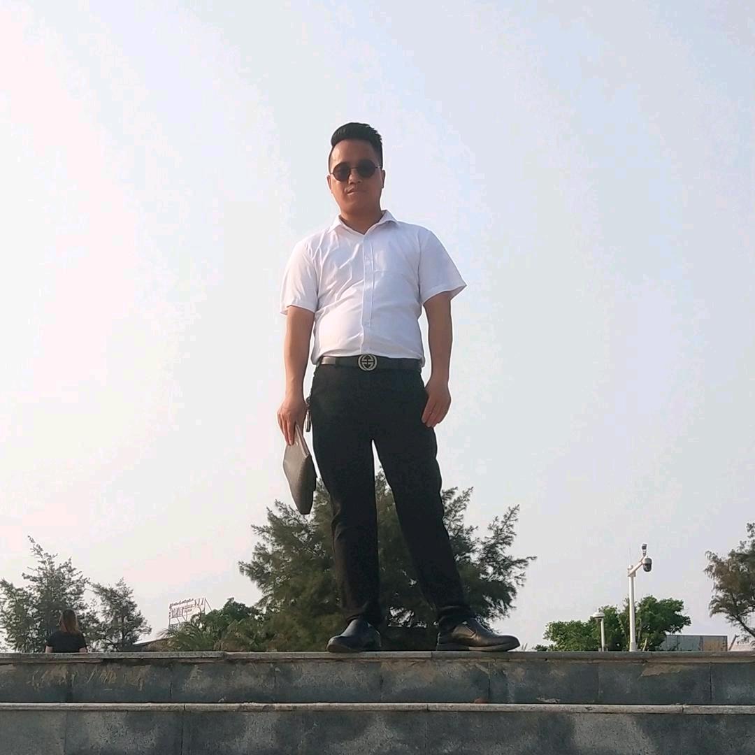 王 家 三 少 蓝 天 白 云