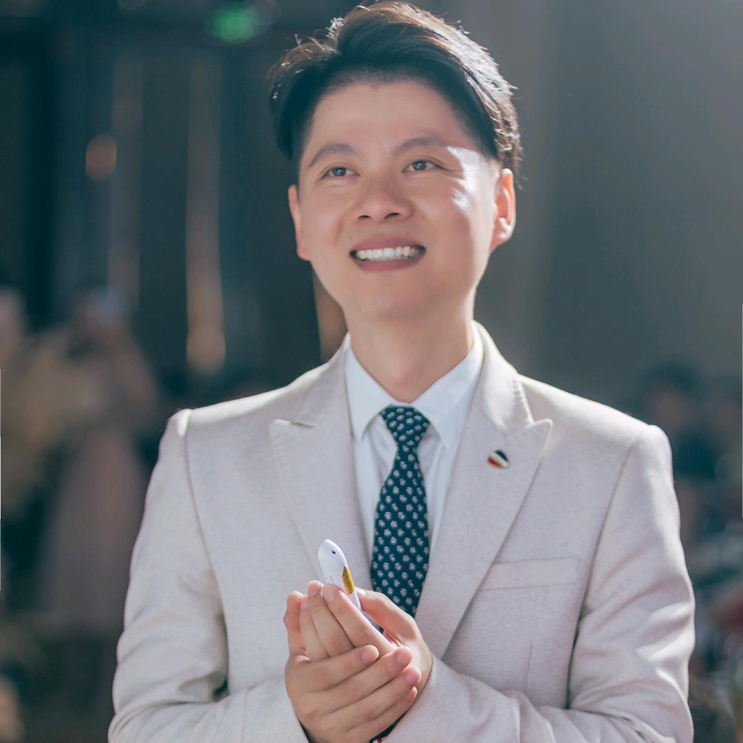 主持人向东