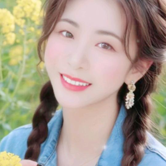 皎若云间月
