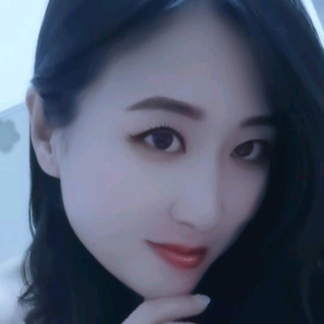 露珠下的玫瑰 。