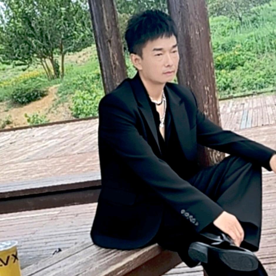 谁与争锋（狼哥）