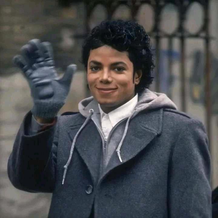 ᕦ