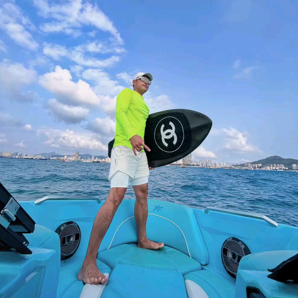 三亚尾波冲浪海歌