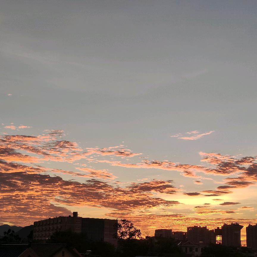 天空是天蓝色
