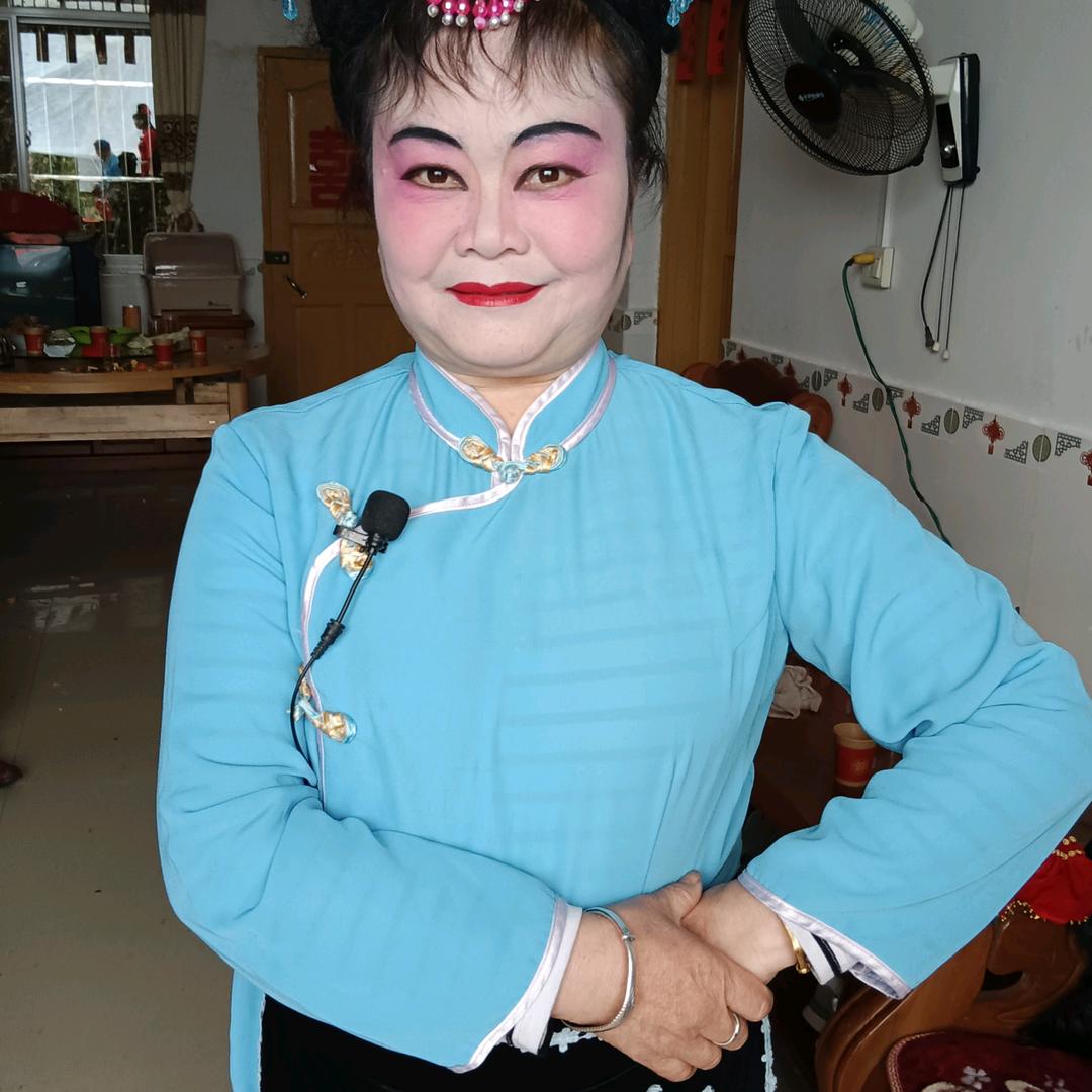 从小爱唱采茶戏赖春英