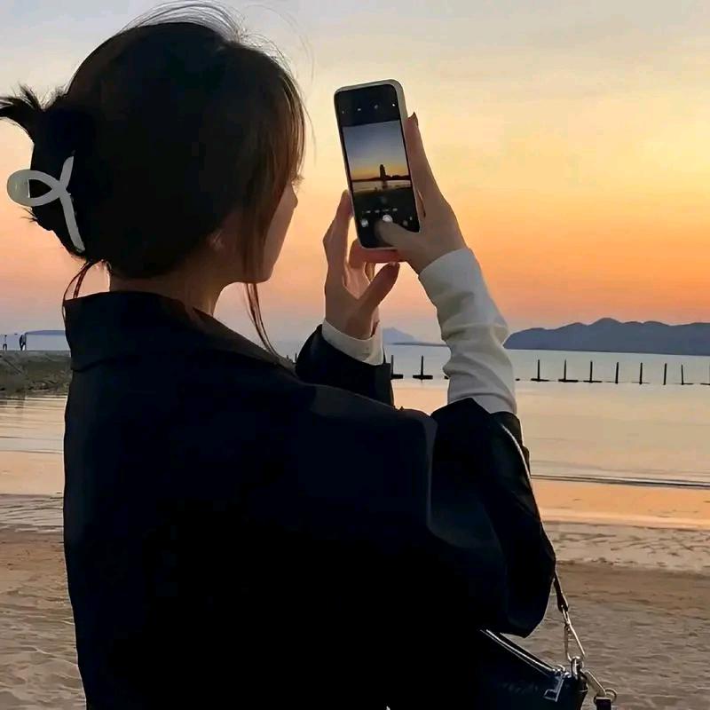 ↘此女人妩媚