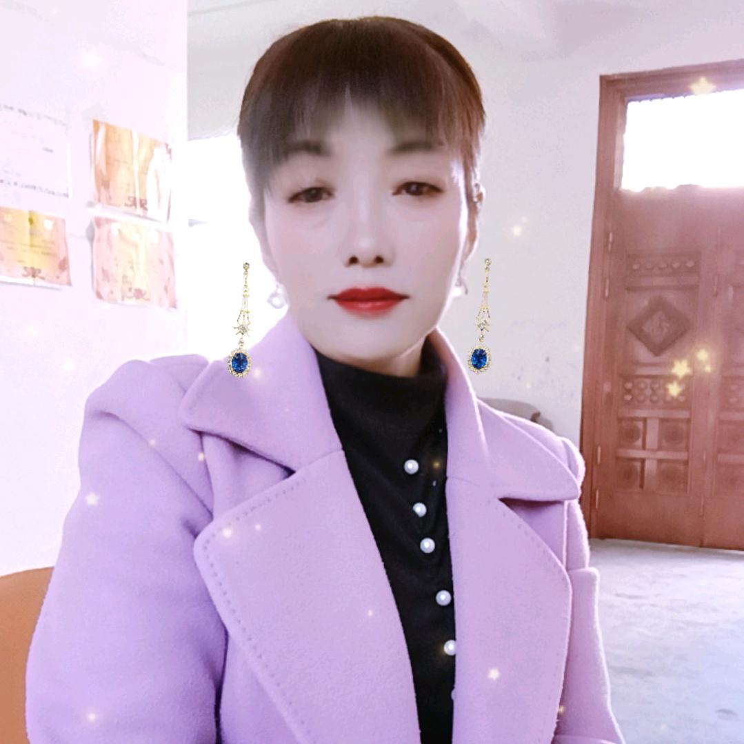 村里有个姑娘叫小芳