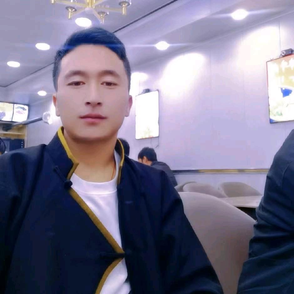 赤罗藏装店
