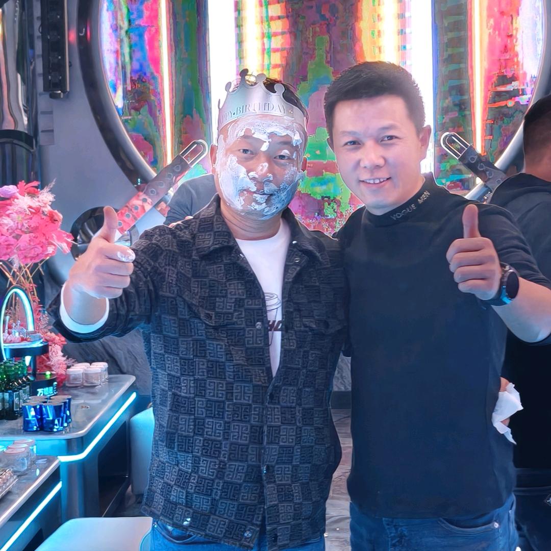 麻子哥服务部总经理