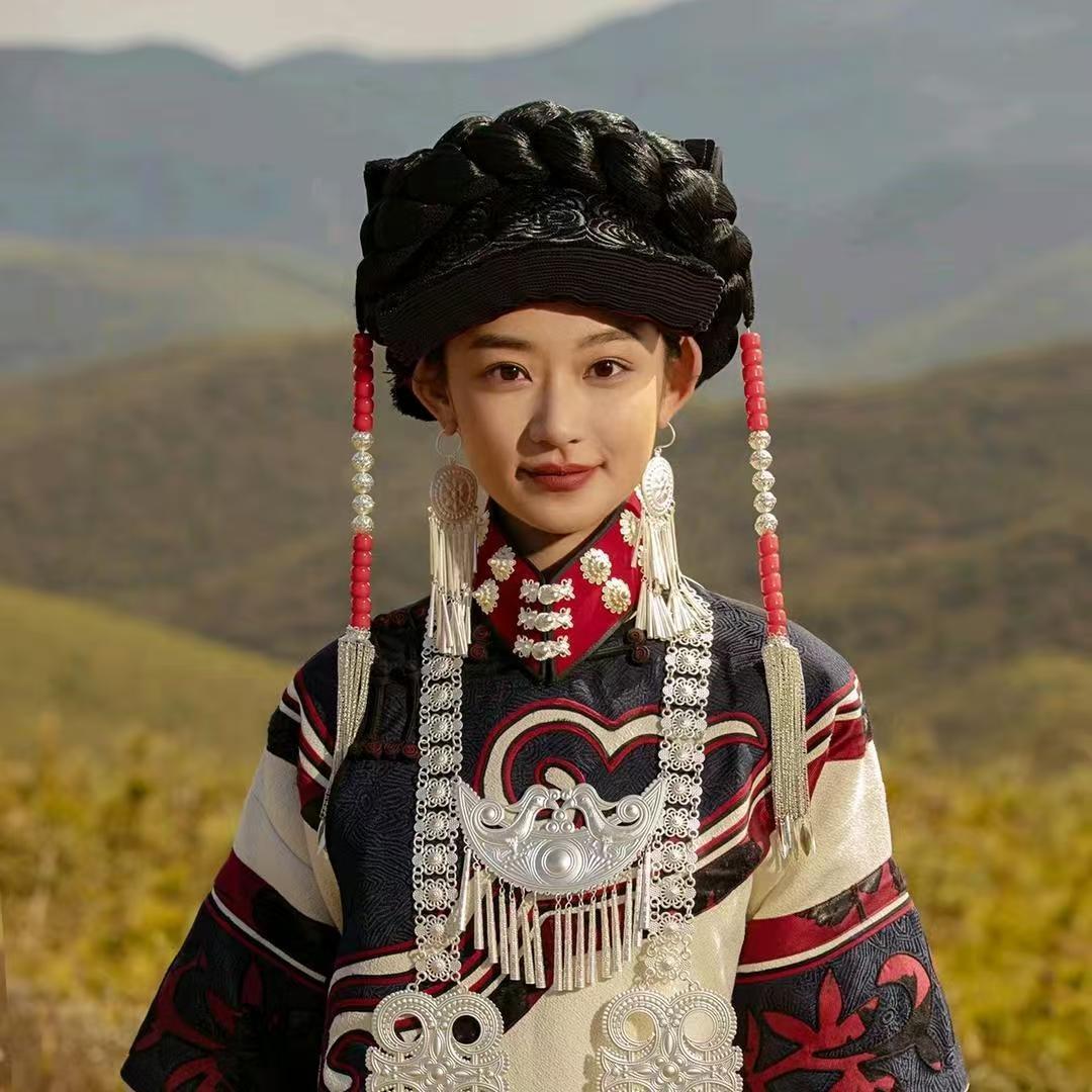 彝家姑娘在边境（秀珩）