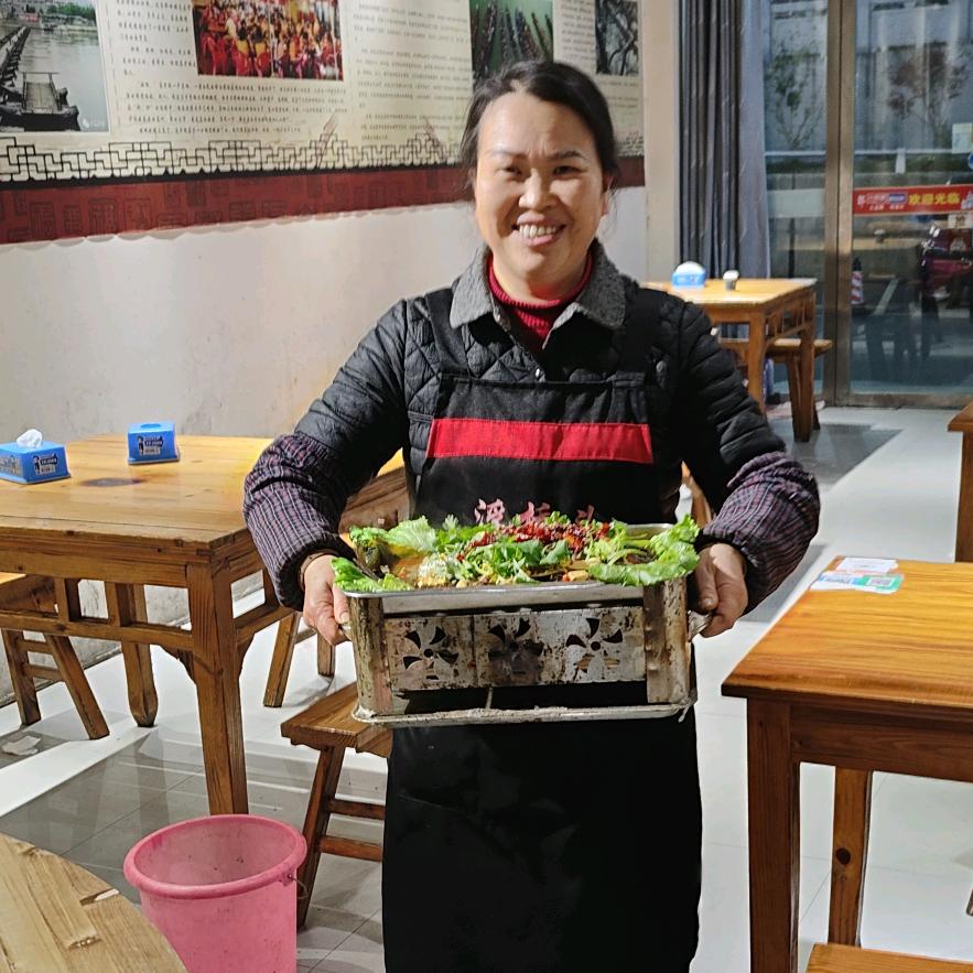在高安浮桥头卖烧烤的谢姐